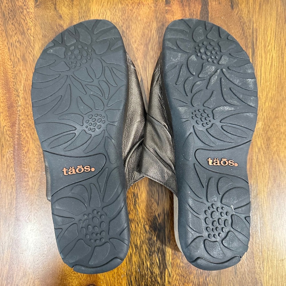 Taos Gift Sandals Women Size 8 Pewter Metallic Leather Ruched Thong Comfort - Picture 7 of 9
